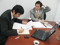 ミーティング風景。社長との距離も近いです。