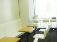 ほっと一息。休憩所からはビル街や木々がたくさん見えます。