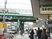 【1】浅草橋駅の東口を出て線路をくぐります