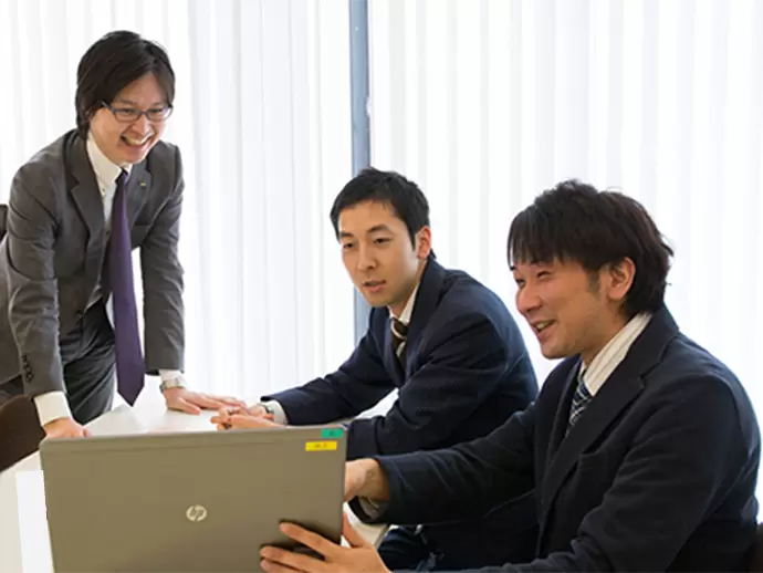 役職や年齢に関係なく、社員同士は非常にフランクな関係。新卒と中途の垣根もありません