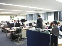 オフィスは大久保から徒歩すぐの自社ビル。新人も先輩も同じフロアなので、連携もとりやすいです。