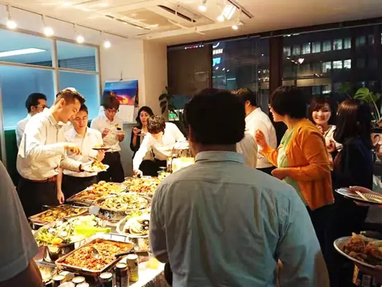 社内で立食パーティー！上下関係なく、フランクに話せる雰囲気です。
