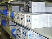 医療材料を管理する倉庫で、在庫をきちんと管理します。