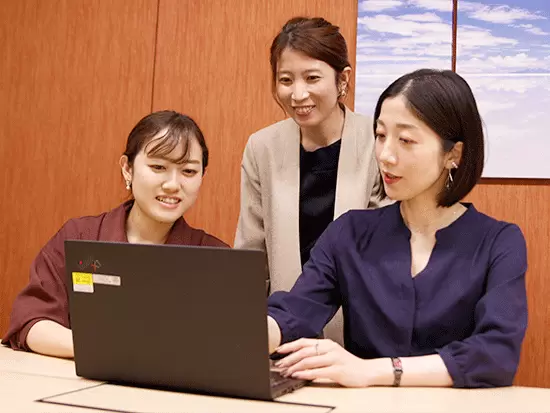 女性社員も多数活躍中。時差出勤制度やリモートワークも認めており、腰を据えて働ける環境です！