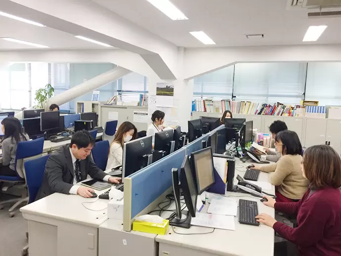 同じチームに翻訳者、チェッカー、コーディネータ、営業担当者が所属しています。