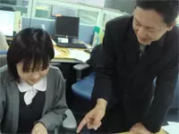 質問は事務の先輩だけでなく、部署を越えて聞くこともできます。