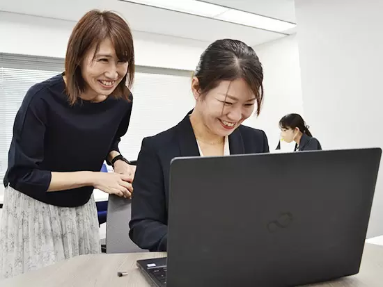分からないことは女性の先輩社員が手厚くサポートします