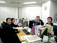 和気あいあいとした社内。社員全員であなたをお待ちしています。
