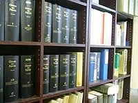 社内には専門書がずらり。勉強熱心な方にはピッタリの職場です。