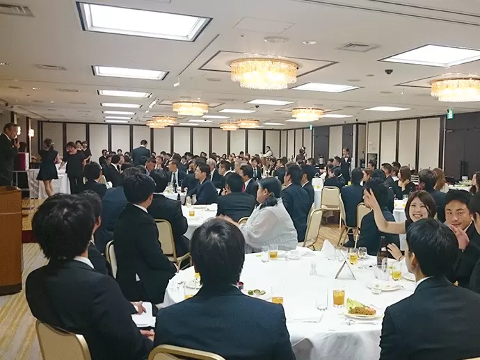 懇親会では、営業所で働いているメンバーとも交流できます。若手スタッフも多数活躍中！