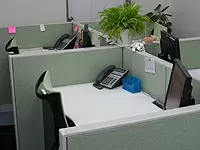 新しいデスクを用意してあなたをお待ちしています。