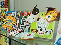 動物のお面や歌舞伎など、遊びごころに溢れた商品ラインナップ。