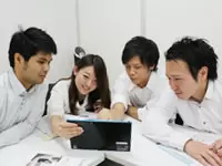 20代～30代がメインとなって活躍。お互いにサポートし合う文化が根づいています。