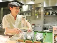 女性スタッフも活躍中！お互いがサポートし合いながら働いています。