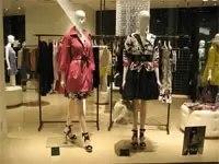 某有名女優が店舗に訪れることも。あなたならではのコーディネートを提案してください。