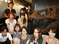 会社のシンボルであるティラノサウルスがエントランスで迎えてくれます。