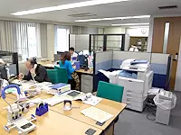 白を基調とした清潔感のあるオフィス。ここでは8名が活躍中です。社長は一番奥にいます。