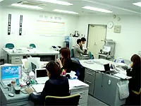 こちらは社内の様子。先輩がすぐ近くにいるので、ちょっとしたことでもすぐに聞けます。