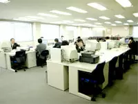 広々としたフロアは落ち着いた居心地の良い雰囲気です。