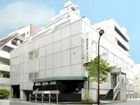 本社があるのは千代田区六番町。四ツ谷駅から徒歩1分の好立地です。