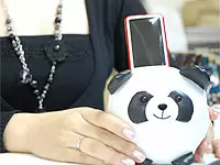 デスクには癒しのマスコットを置いていたり…。パンダの携帯ケースです。