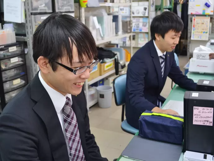 和気あいあいとした雰囲気のある当社では、わからないことがあれば、すぐに周りに聞くことができます。