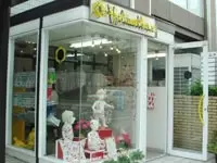 こちらは東京本店。かわいらしいディスプレイが、お客様の目をひきます。
