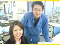 ★仕事中★社員同士のコミュニケーションは活発！アットホームな雰囲気です。