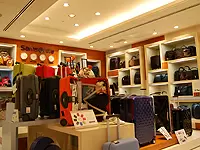 若手ビジネスパーソンから年配の旅行愛好家まで、幅広い層のお客様が来店されます