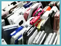 社内には動作検証用に様々な種類の携帯電話が用意されています。