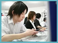 和やかな雰囲気ですが、仕事をする時は集中モードです。