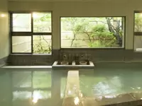 エメラルドグリーンに輝く、松坂屋本店自慢の温泉です！スタッフは毎日この湯につかって疲れを癒します。