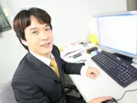 第一線で働くチーフＳＥが、新人技術者の教育担当を兼任。「しっかり教えます！吸収して下さい。」＜恩田＞