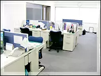 ▲ゆったりとスペースを取り、一人ひとり快適に業務ができる環境を整えています。