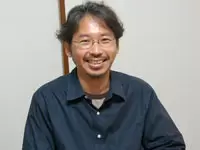 毎日頭をひねる。メリハリをつけて働けば、クリエイティブほど面白い仕事はないでしょう。(社長　村井)