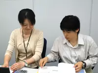 分からないことはすぐ隣の先輩に聞きましょう！