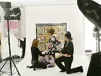 専用スタジオでの、プロのフォトグラファーによる前撮りの様子です