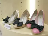 服だけでなく、靴、バッグ、ストール、アクセサリーなど幅広いアイテムを扱っています。