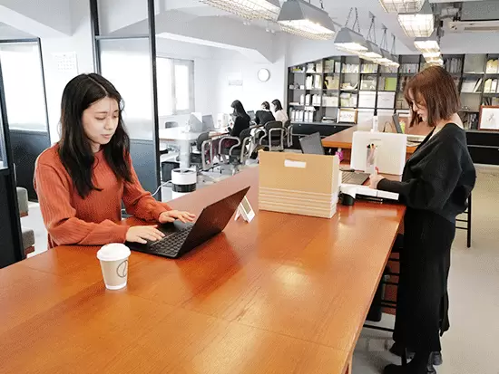 見晴らしのいいオフィスで、ストレスなく快適に働くことが可能です◎