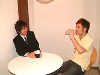 仕事の合間に談笑しています。