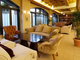 食事を楽しめる『Lounge FiGARO』には書斎をイメージしたスイートルームや屋根付テラス席もあります。