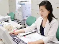メールを確認中。会社の方と信頼関係を築くにはメールも欠かせません。
