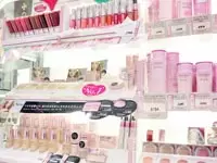商品ディスプレイも大切なお仕事。POPなども自分たちで手掛けています！