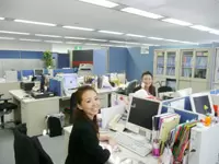 オフィスは広々。仕事の時はキチンと、休憩時間は笑いの絶えない働きやすい職場です。