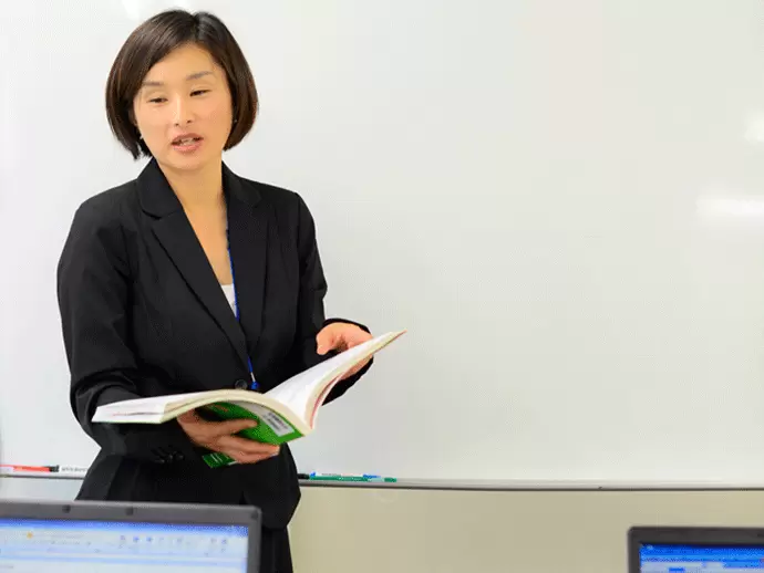 社内には専任の講師がいるので、わからないこともすぐに相談！少人数制で丁寧な研修が受けられるのが魅力。