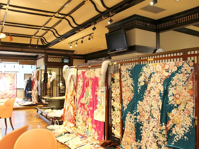 店内には色鮮やかな振袖が多数並んでいます。その中からお客様に最高のコーディネートをご提案。