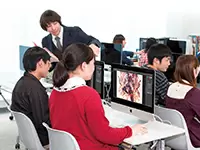 ≪デザイン教師≫科目ごとに行われる授業に学生は真剣そのもの。指導にも熱が入ります！
