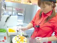 スイーツは各店舗で手作り！季節に合った商品も企画しています。