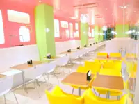 カラフルな店内。地域や客層にあわせて、内装にもこだわっています