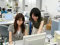 わからないことがあればすぐ近くの先輩がサポートします。